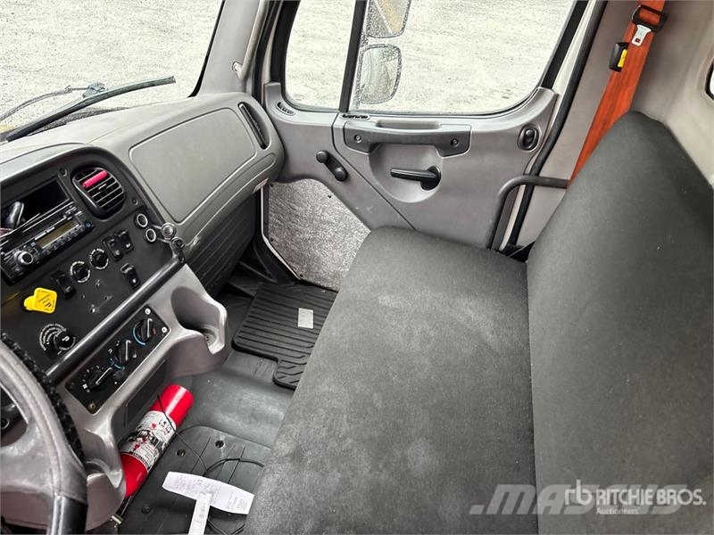 Freightliner M2 106 Kapali kasa kamyonlar