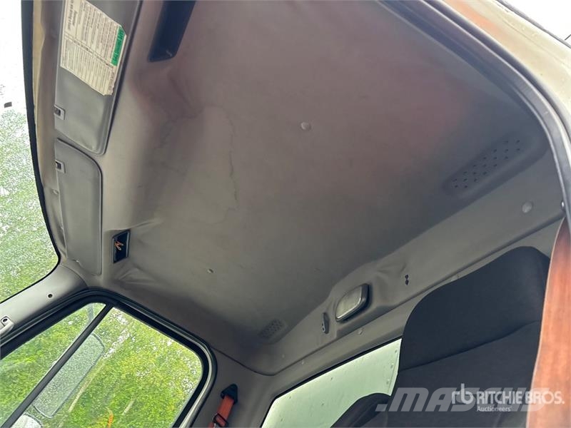 Freightliner M2 106 Kapali kasa kamyonlar