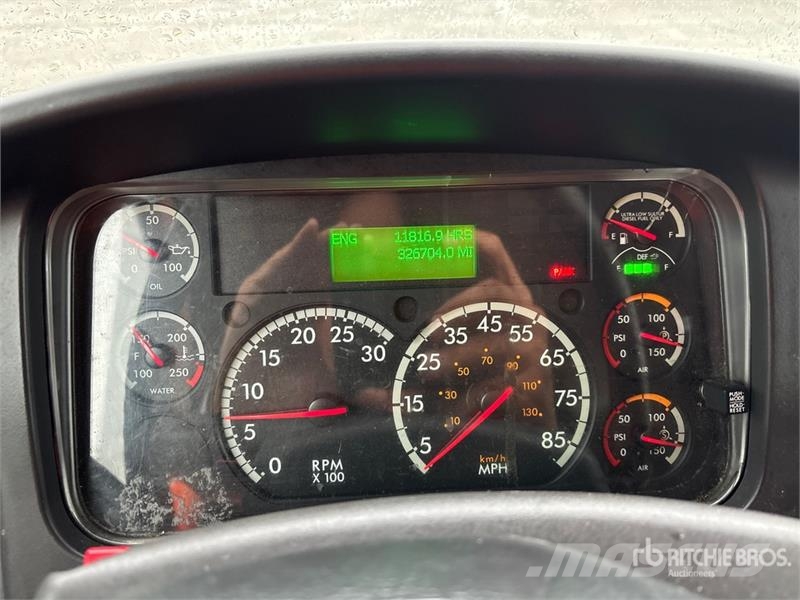 Freightliner M2 106 Kapali kasa kamyonlar