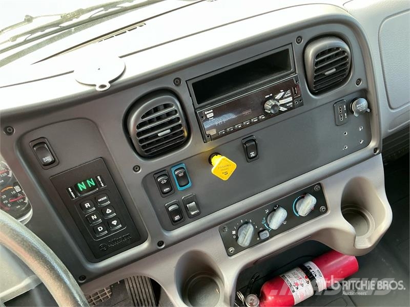 Freightliner M2 106 Вантажівки-платформи/бокове розвантаження