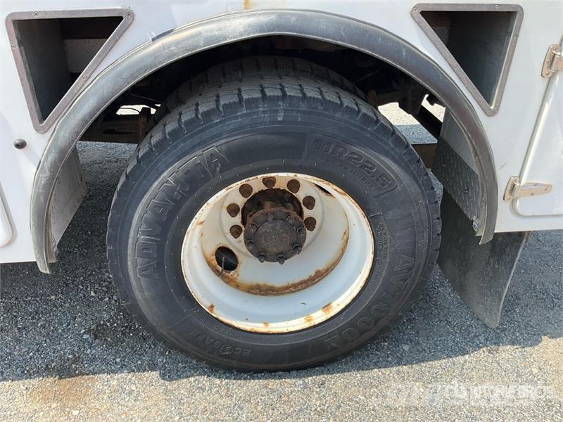 Freightliner M2 106 Bilmontert lift