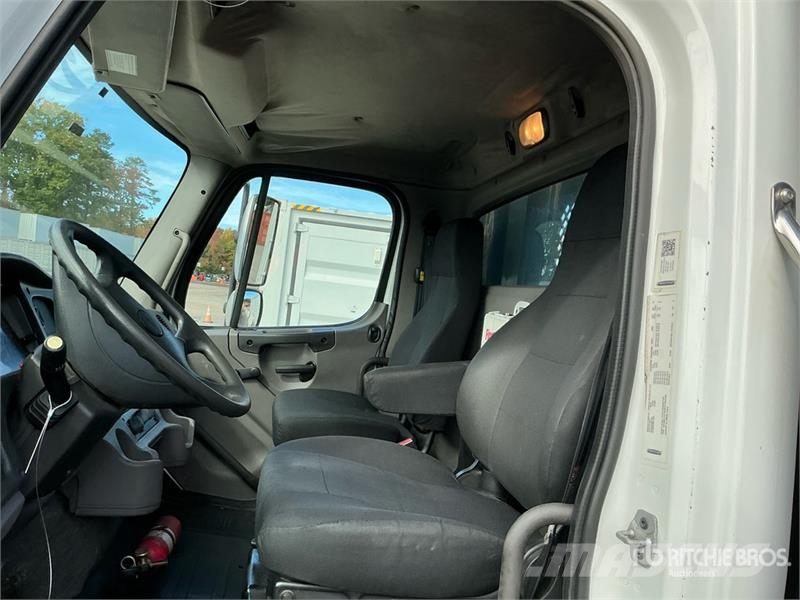 Freightliner M2 106 Вантажівки-платформи/бокове розвантаження