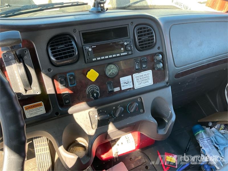 Freightliner M2 106 Furgoonautod
