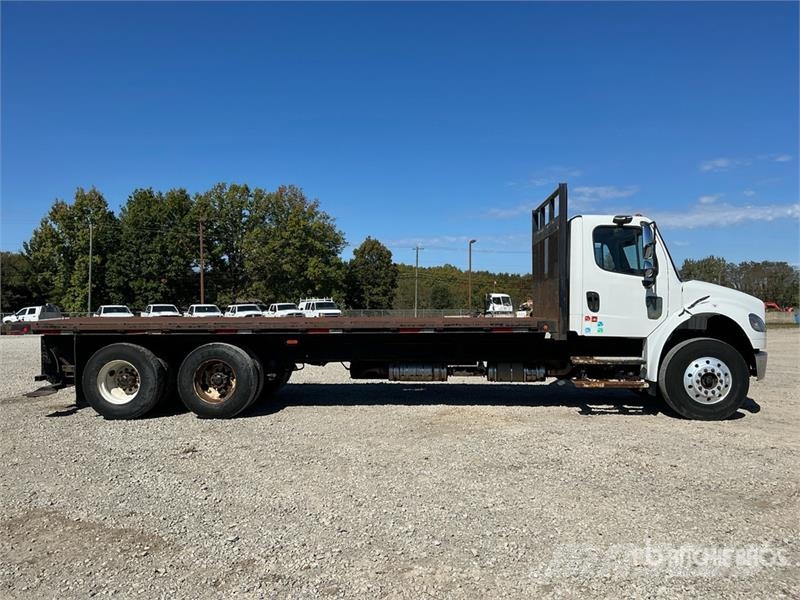 Freightliner M2 106 Tovornjaki s kesonom/platojem