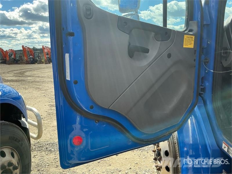 Freightliner M2 106 Sanduk kamioni