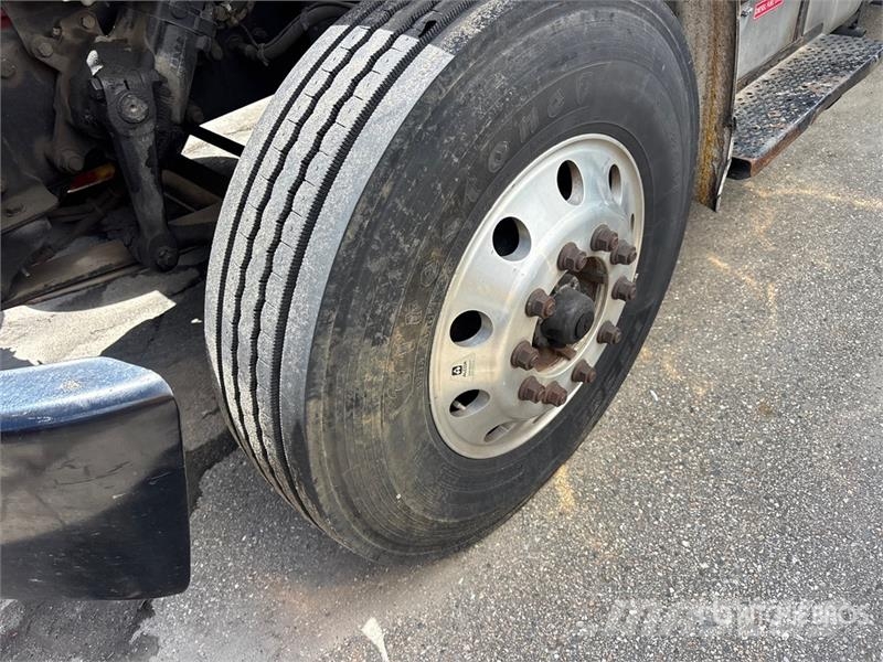Freightliner M2 106 4x2 Van Truck (Inoperable) Kapali kasa kamyonlar