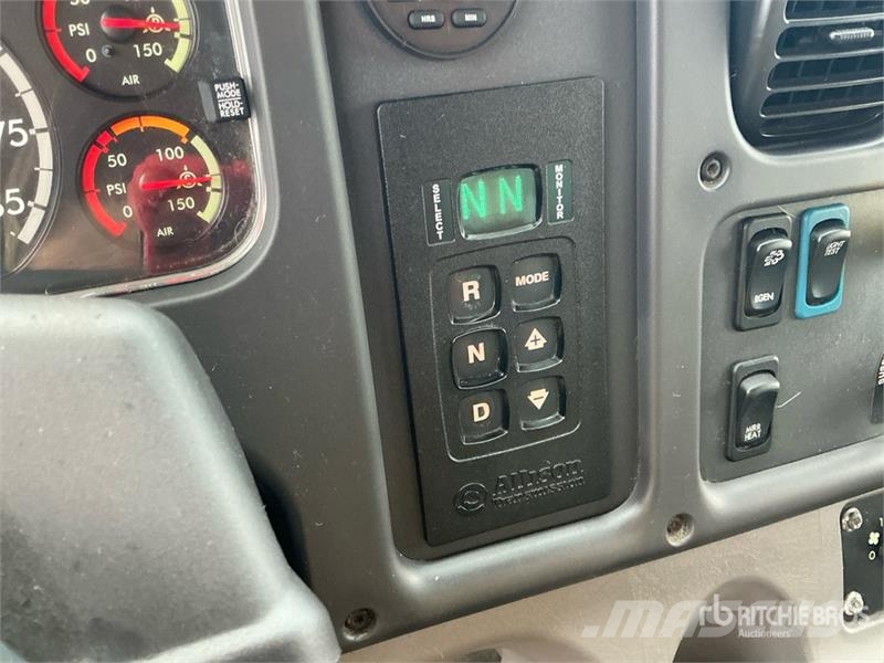 Freightliner M2 106 4x2 Van Truck Dobozos teherautók