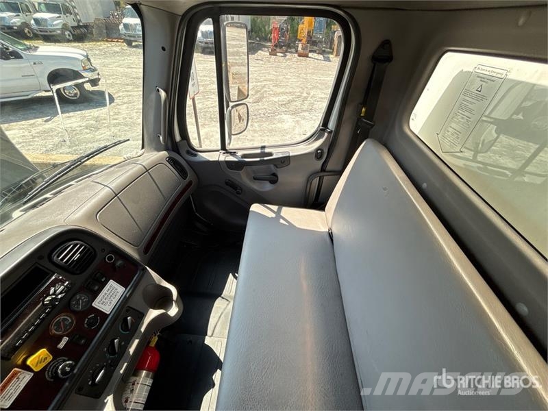 Freightliner M2 106 4x2 Van Truck Skriňová nadstavba