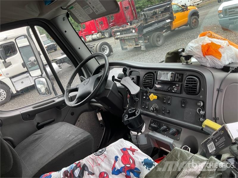 Freightliner M2 106 4x2 Van Truck Kapali kasa kamyonlar