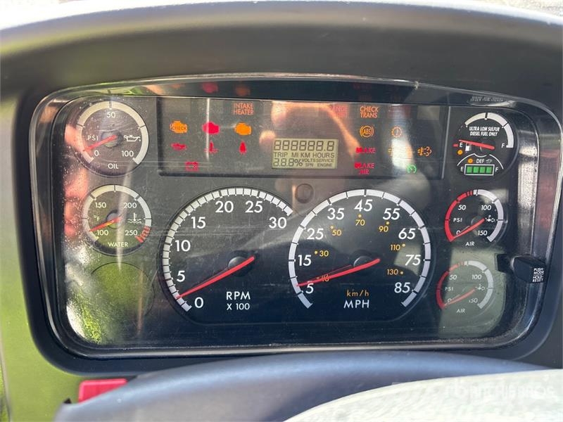 Freightliner M2 106 4x2 Van Truck 厢式货车