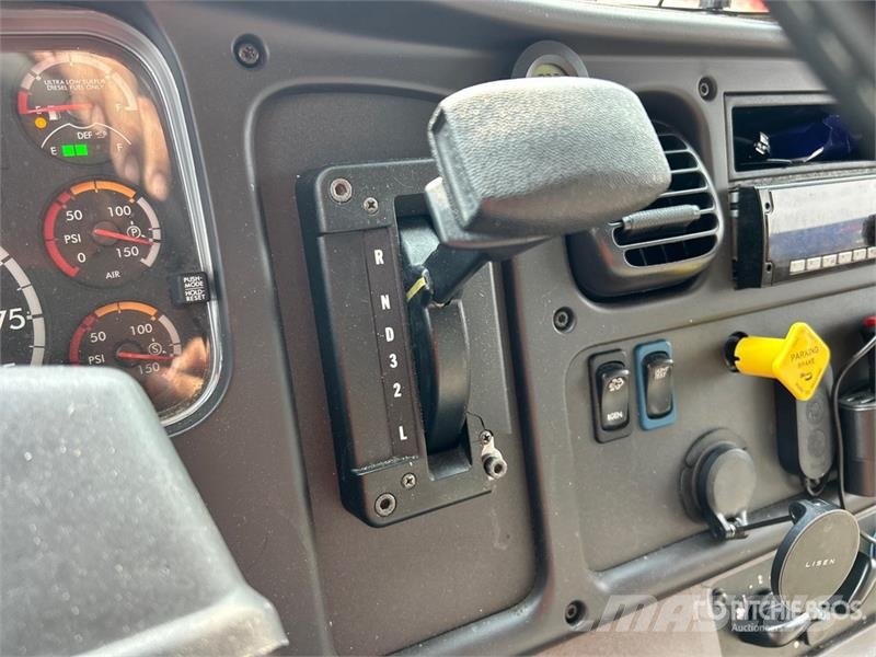 Freightliner M2 106 4x2 Van Truck Furgons