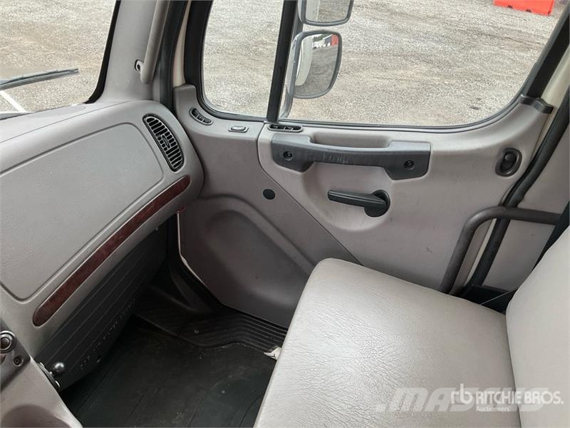 Freightliner M2 106 4x2 Van Truck Camion cassonati