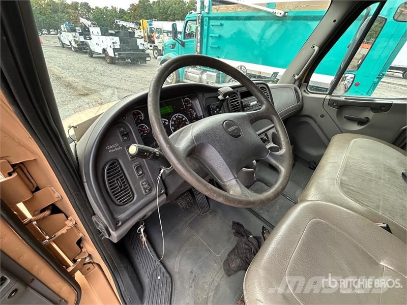 Freightliner M2 106 4x2 Van Truck Bakwagens met gesloten opbouw