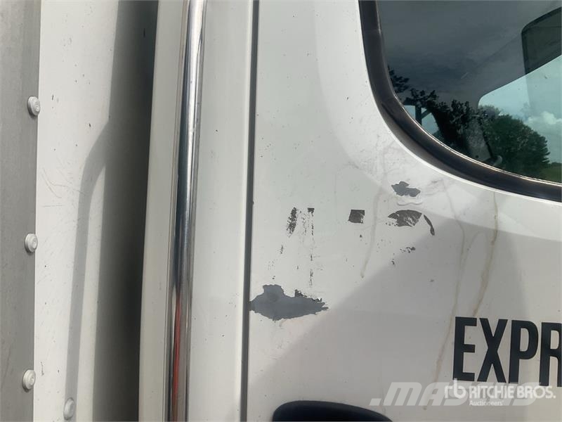 Freightliner M2 106 4x2 Van Truck (Inoperable) Samochody ciężarowe ze skrzynią zamkniętą