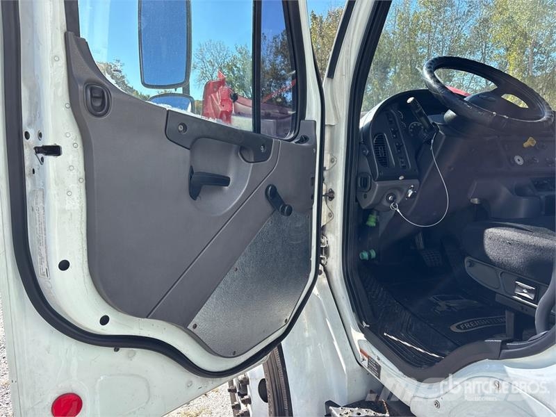 Freightliner M2 106 4x2 Van Truck Furgoonautod