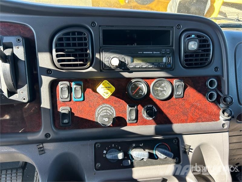 Freightliner M2 106 4x2 Van Truck Camiones caja cerrada