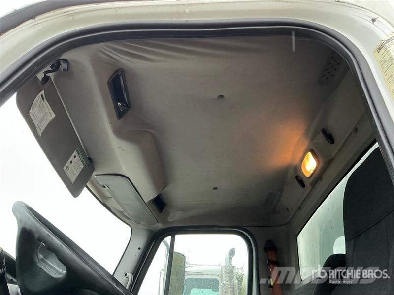 Freightliner M2 106 4x2 Van Truck (Inoperable) Umpikorikuorma-autot