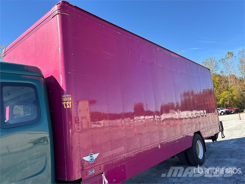 Freightliner M2 106 4x2 Moving Extended Cab Van Truck Фургони