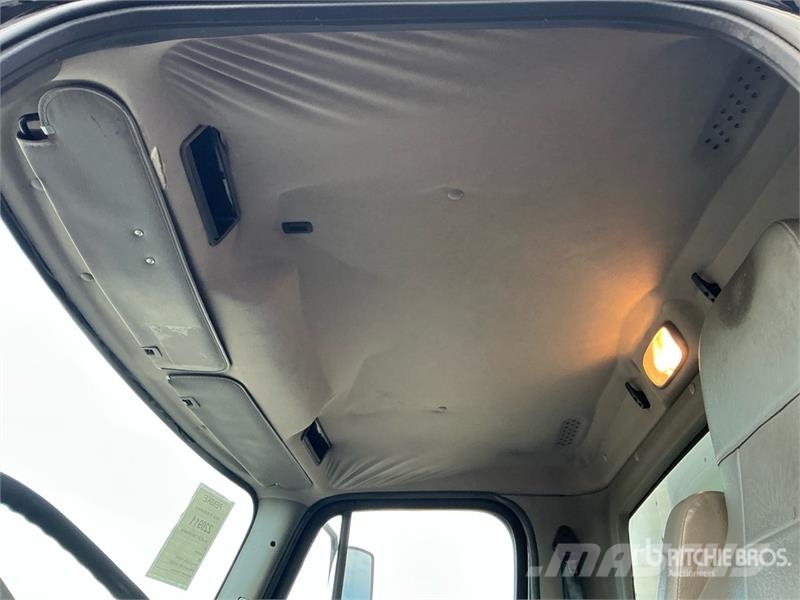 Freightliner M2 106 4x2 Van Truck Dobozos teherautók