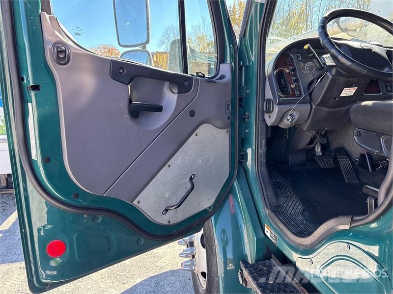 Freightliner M2 106 4x2 Moving Extended Cab Van Truck Фургони