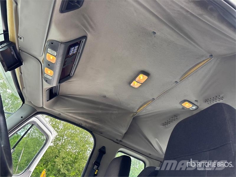Freightliner M2 106 4x2 Extended Cab Tow Truck Hinausautot