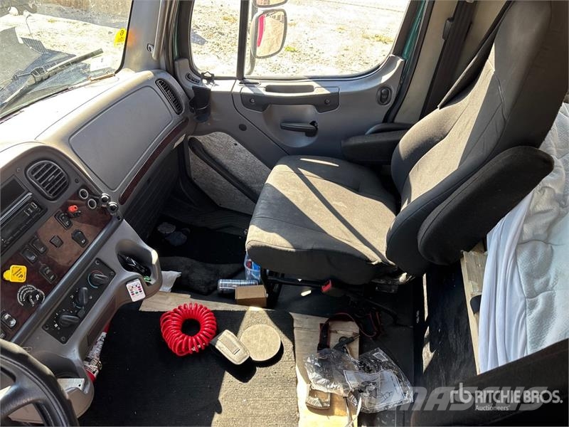 Freightliner M2 106 4x2 Moving Extended Cab Van Truck Фургони