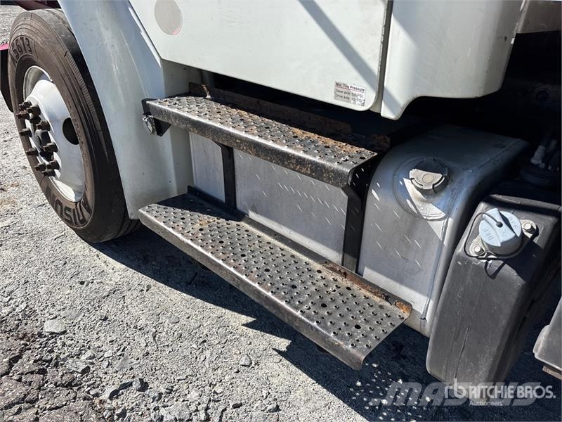 Freightliner M2 106 4x2 Van Truck Furgoonautod