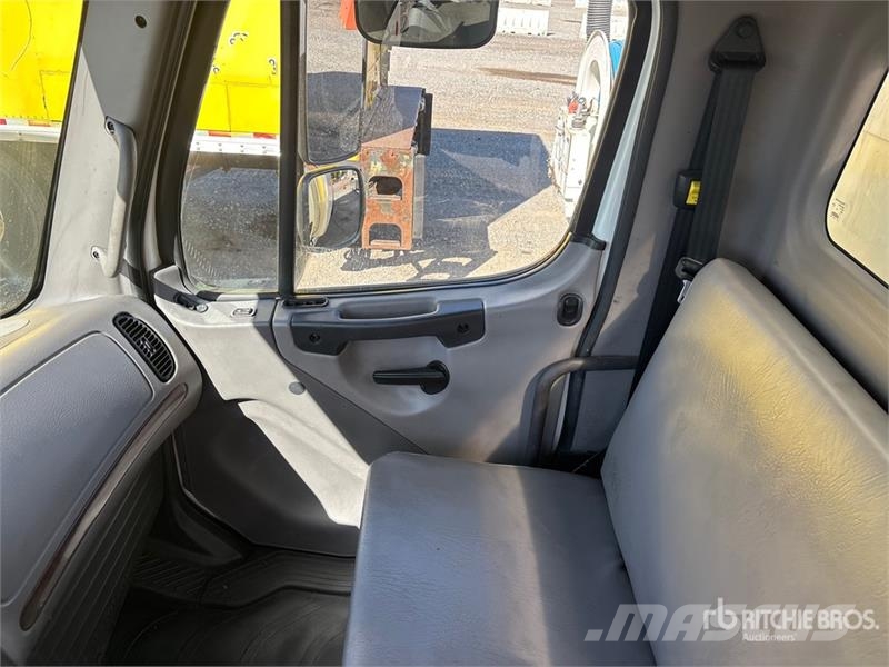 Freightliner M2 106 4x2 Van Truck Furgons