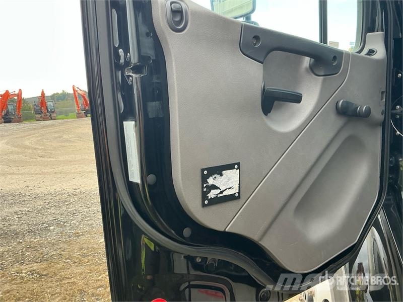 Freightliner M2 106 4x2 Van Truck Dobozos teherautók