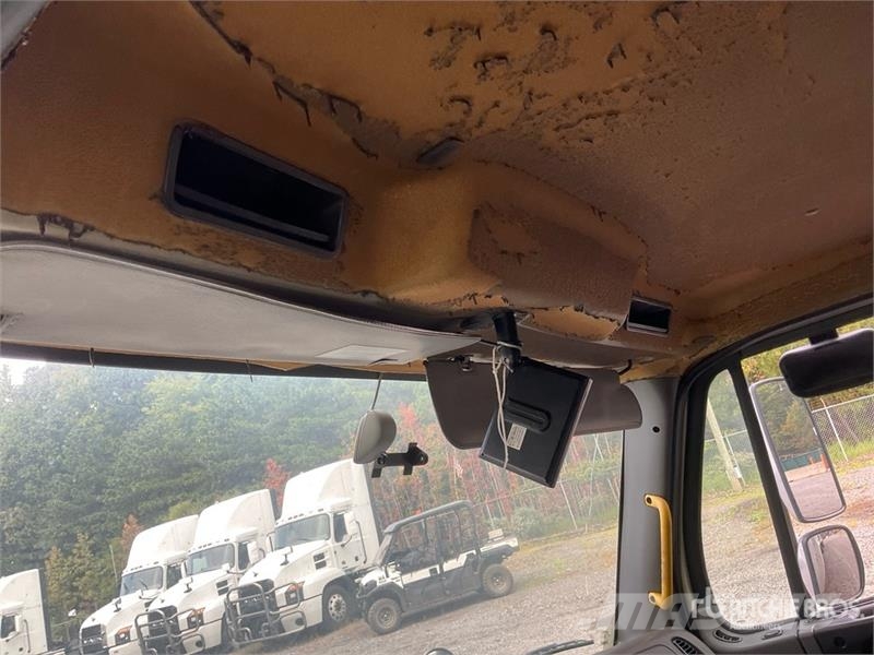 Freightliner M2 106 4x2 Van Truck 貨箱式卡車