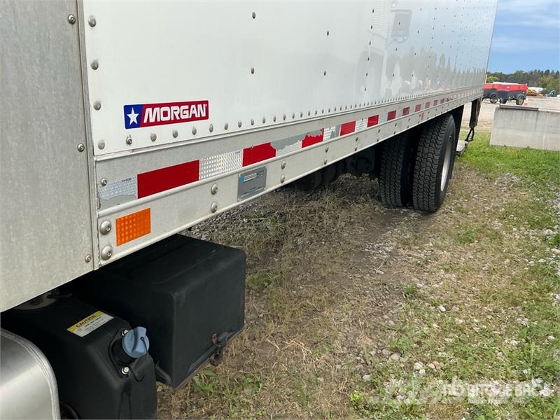 Freightliner M2 106 4x2 Van Truck Dobozos teherautók