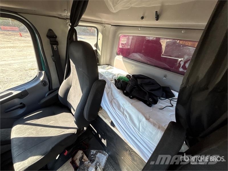 Freightliner M2 106 4x2 Moving Extended Cab Van Truck Фургони