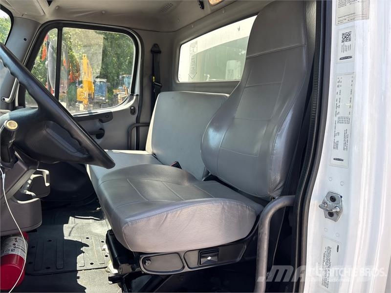 Freightliner M2 106 4x2 Van Truck Skriňová nadstavba