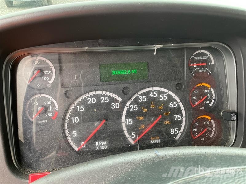 Freightliner M2 106 4x2 Van Truck Kapali kasa kamyonlar