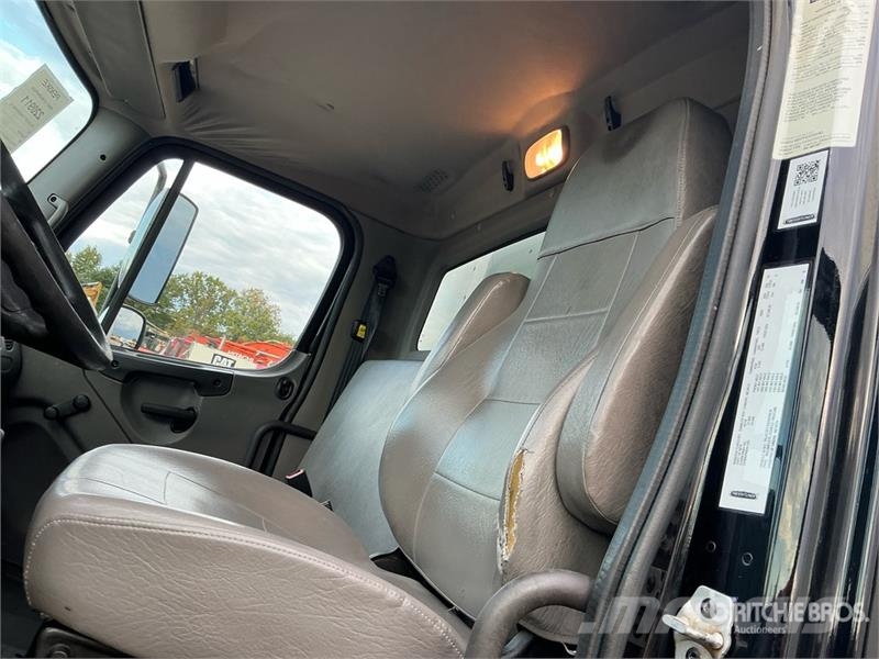 Freightliner M2 106 4x2 Van Truck Dobozos teherautók