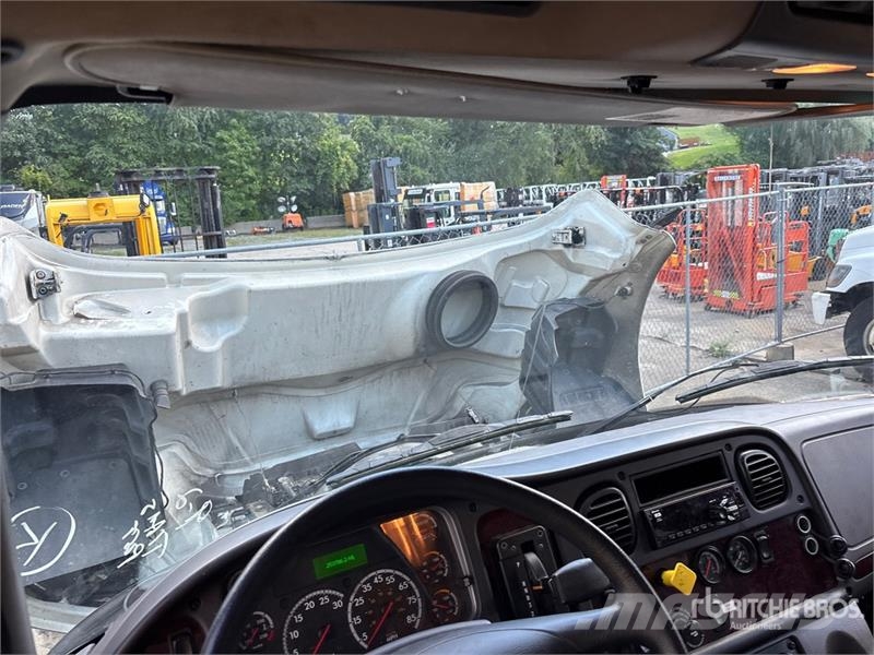 Freightliner M2 106 4x2 Van Truck (Inoperable) Kapali kasa kamyonlar
