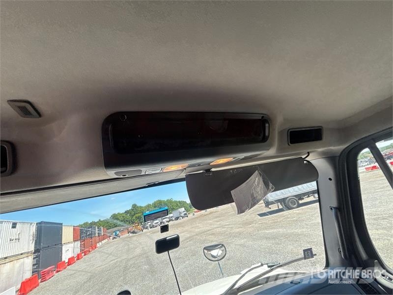 Freightliner M2 106 4x2 Van Truck Каросерии