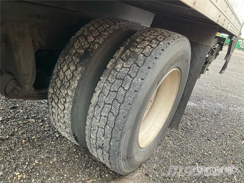 Freightliner M2 106 4x2 Van Truck Kapali kasa kamyonlar