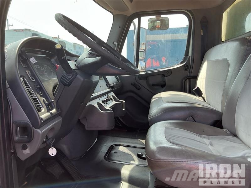 Freightliner M2 106 4x2 Van Truck Skriňová nadstavba