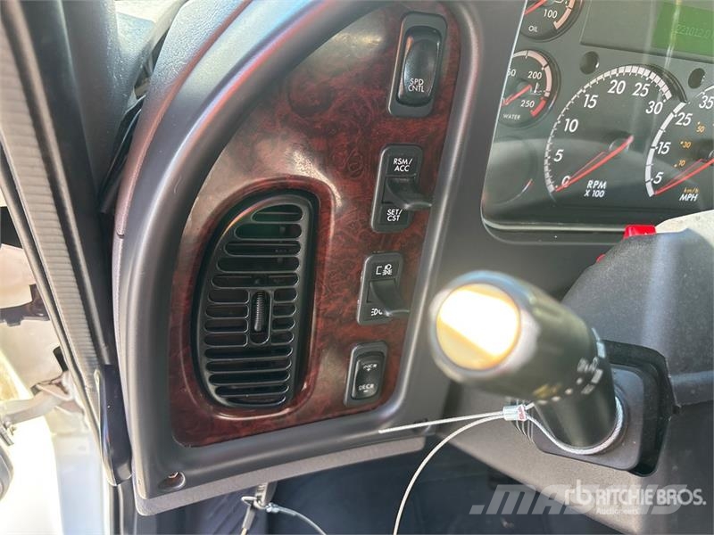 Freightliner M2 106 4x2 Van Truck Furgons