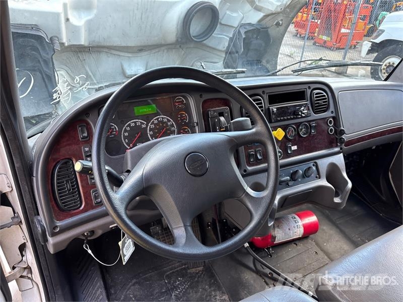 Freightliner M2 106 4x2 Van Truck (Inoperable) Kapali kasa kamyonlar
