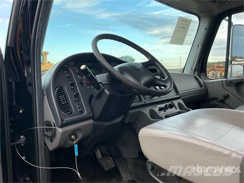 Freightliner M2 106 4x2 Van Truck Dobozos teherautók