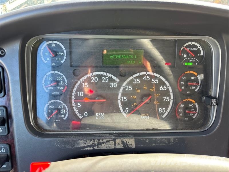 Freightliner M2 106 4x2 Moving Extended Cab Van Truck Фургони