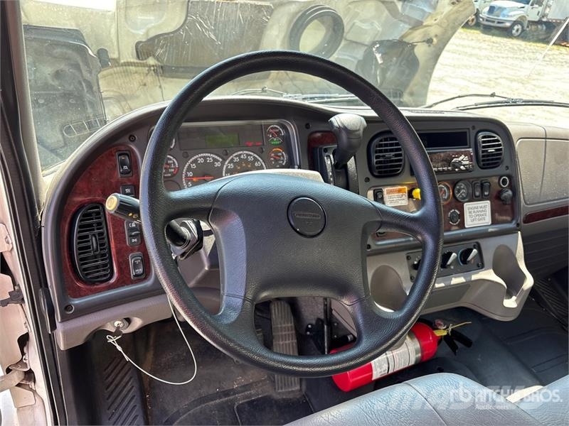 Freightliner M2 106 4x2 Van Truck Skriňová nadstavba