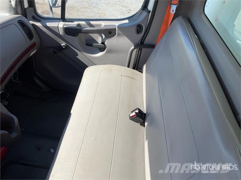 Freightliner M2 106 4x2 Van Truck Каросерии