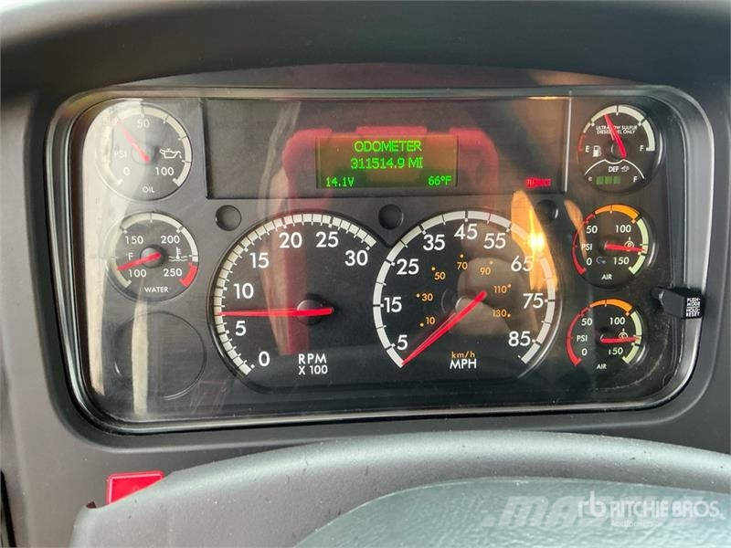Freightliner M2 106 4x2 Van Truck Dobozos teherautók