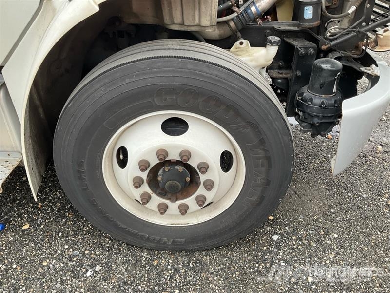 Freightliner M2 106 4x2 Van Truck Kapali kasa kamyonlar
