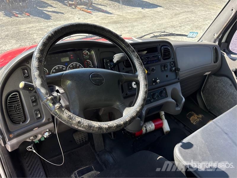 Freightliner M2 106 4x2 Van Truck 厢式货车