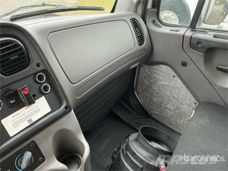 Freightliner M2 106 4x2 Van Truck (Inoperable) Umpikorikuorma-autot
