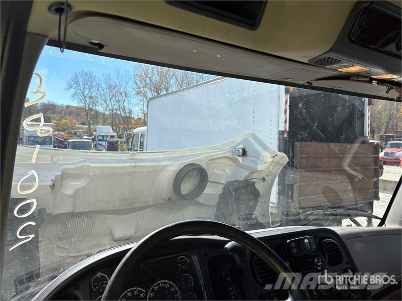 Freightliner M2 106 4x2 Van Truck Box trucks